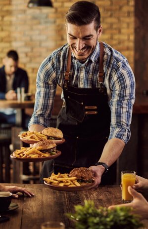 Imagen ilustrativa de una persona sirviendo comida en un restaurante